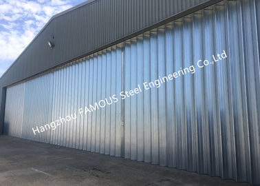Chine Feuilles sectionnelles de porte articulées par verticale triangulaire stable de joint se pliant glissant des portes de hangar fournisseur