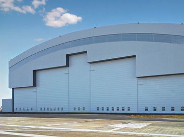 Chine Hangars en acier préfabriqués d'avions de système de toiture de courbe avec les portes électriques de glissière fournisseur