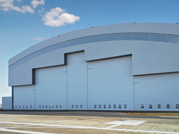 Hangars en acier préfabriqués d'avions de système de toiture de courbe avec les portes électriques de glissière 0