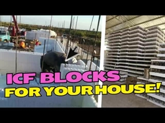 Bloc d'hébergement à deux étages avec un toit moderne et un parking.